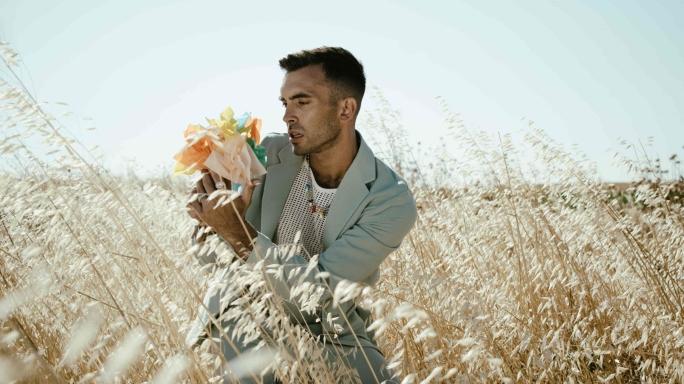 Ιάσονας Μανδηλάς: Δείτε το official video του remix για το «Λουλούδι»