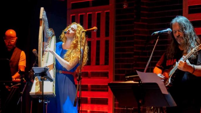 Όταν η ηλεκτρική κιθάρα του Αντώνη Μιτζέλου συνάντησε την κέλτικη άρπα της Λίνας Ροδοπούλου